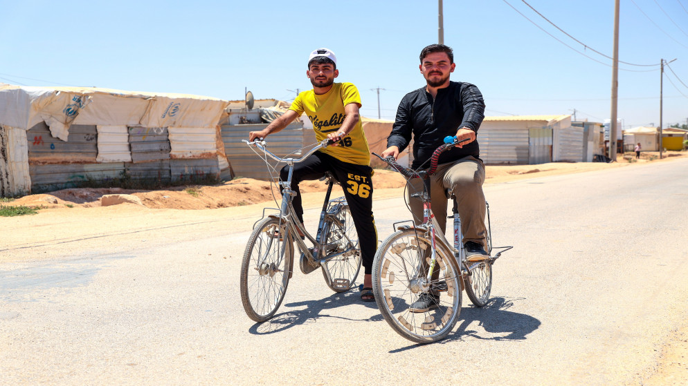 لاجئان يقودان دراجات هوائية في مخيم الزعتري للاجئين السوريين في المفرق شمالي الأردن. (مفوضية الأمم المتحدة للاجئين)