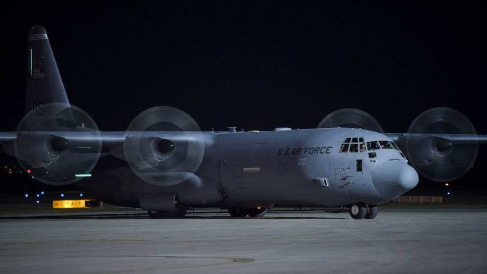 طائرات تابعة للقوات الجوية الأميركية تعمل على نقل لاجئين أفغان من العاصمة الأفغانية كابل إلى خارج البلاد. 29 آب/أغسطس 2021. (أ ف ب)