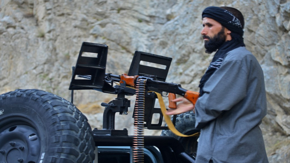مقاتل من حركة المقاومة الأفغانية وقوات الانتفاضة المناهضة لطالبان في حراسة على طول طريق في راه تانغ بمقاطعة بنجشير. 29 آب/أغسطس 2021. (أ ف ب)