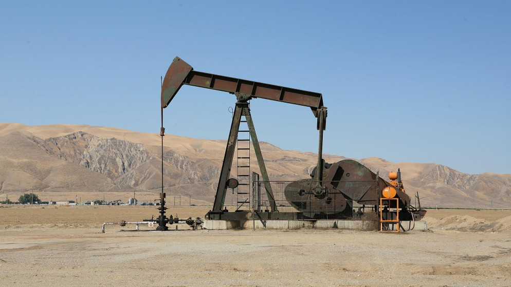صورة توضيحية تظهر آلة للتنقيب عن النفط في صحراء. (shutterstock)