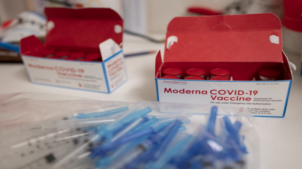 حقن ولقاحات كورونا في متجر تستخدمه إدارة مكافحة الحرائق كموقع للتطعيم الشامل في لينشبورغ، فيرجينيا، 13 مارس 2021. (أ ف ب)