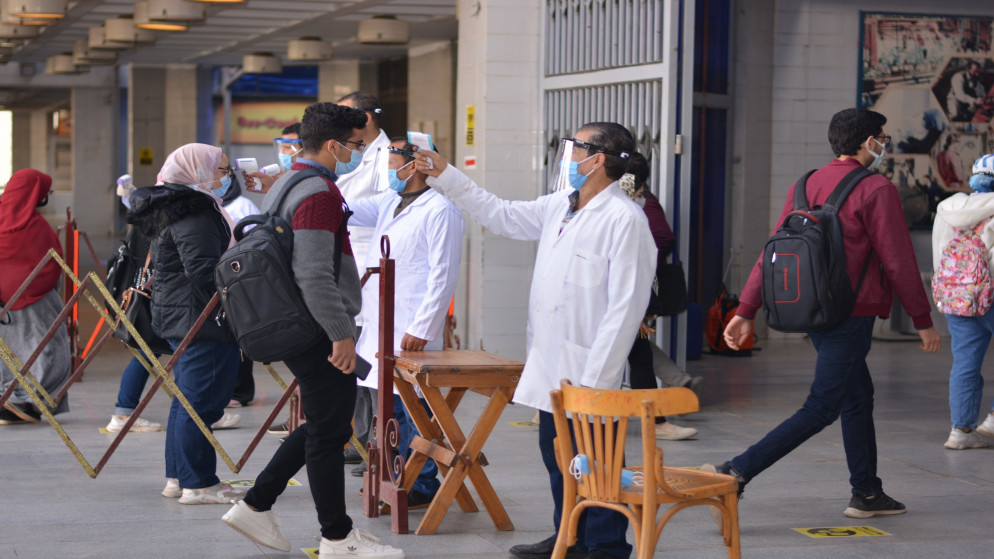 صورة أرشيفية لقياس حرارة طلاب قبل دخولهم إلى مدرستهم في مصر كجزء من التعايش مع فيروس كورونا. (shutterstock)