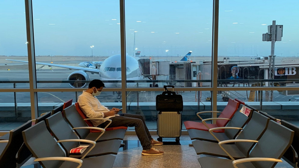 مسافر يرتدي كمامة وسط تفشي فيروس كورونا، ينتظر مغادرة رحلته في مطار القاهرة الدولي، مصر، 20 يوليو 2021. (رويترز)