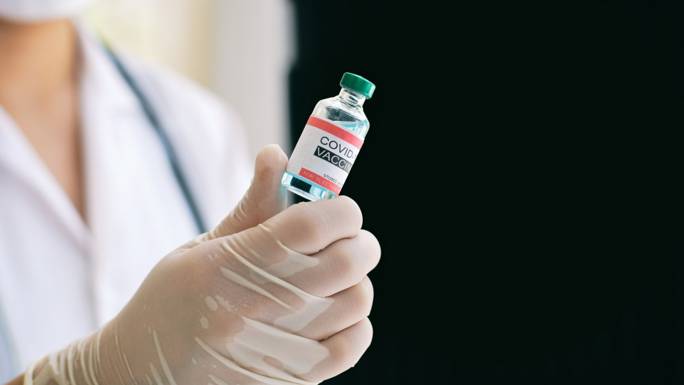 صورة توضيحية لممرضة تحمل جرعة لقاح مضاد لفيروس كورونا. (shutterstock)