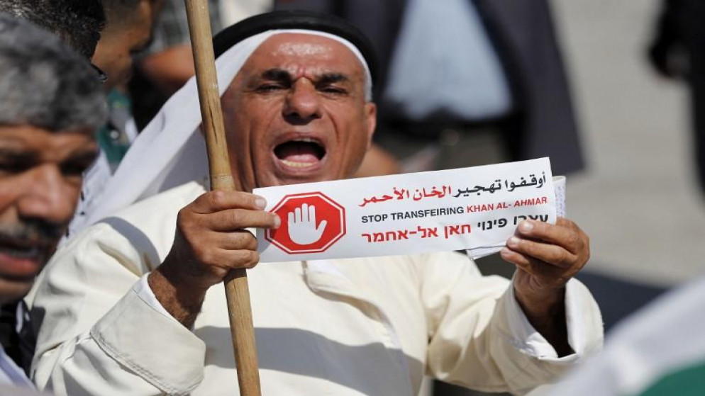 متظاهر فلسطيني يطالب بإيقاف تهجير الخان الأحمر، 5 أكتوبر 2018. (أحمد غرابلي/ أ ف ب)