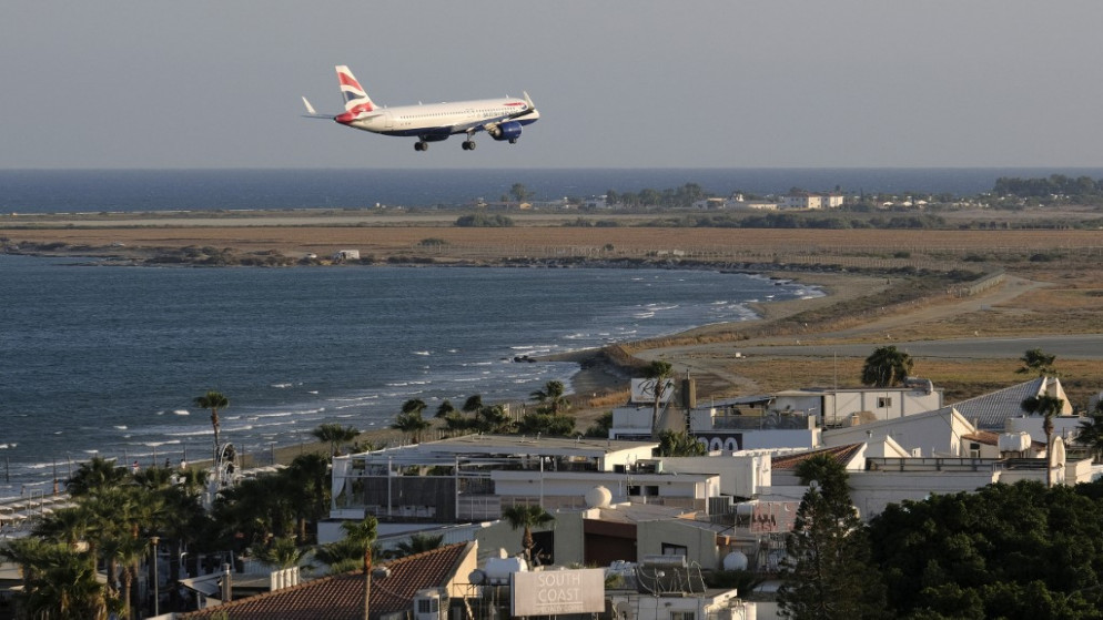 طائرة تابعة للخطوط الجوية البريطانية من طراز Airbus A320 أثناء اقترابها من الهبوط في مطار لارنكا الدولي جنوب قبرص.(أ ف ب)