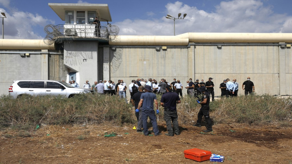سلطات الاحتلال الإسرائيلي عند سجن جلبوع خلال البحث عن أدلة مرتبطة بهروب 6 أسرى منه. 6 سبتمبر 2021. (أ ف ب)