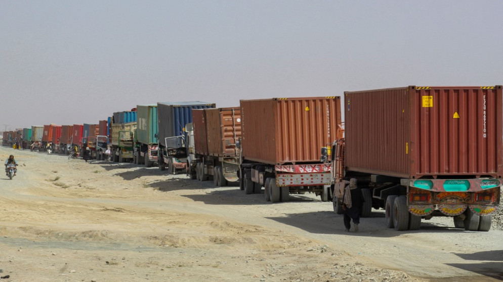 شحنات متوقفة قرب الحدود الأفغانية الباكستانية المشتركة في انتظار دخول أفغانستان. (أ ف ب)