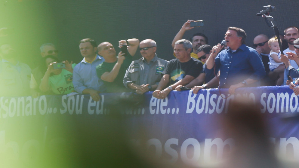 الرئيس البرازيلي جاير بولسونارو يقود مسيرة ضد المحكمة العليا في برازيليا. (رويترز)