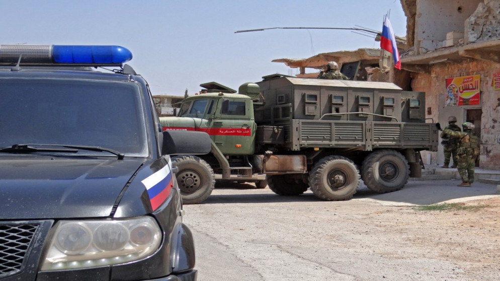 عناصر من الجيش الروسي قرب منطقة درعا البلد. (أ ف ب)