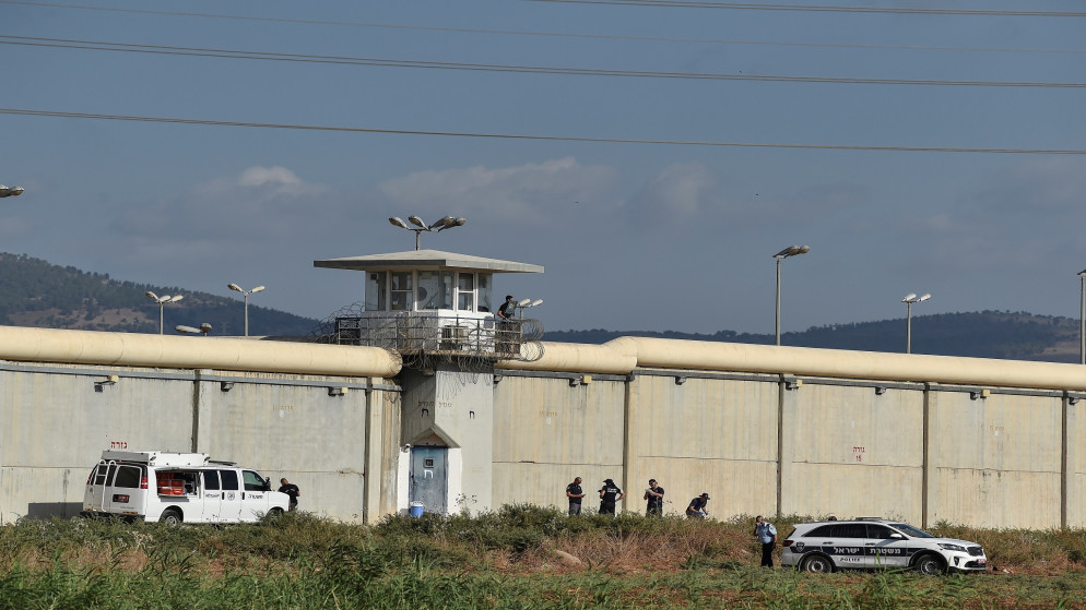 أفراد أمن تابعون للاحتلال الإسرائيلي يفتشون خارج سجن جلبوع عن 6 أسرى فلسطينيين، 6 أيلول/سبتمبر 2021. (رويترز / جيل إلياهو)