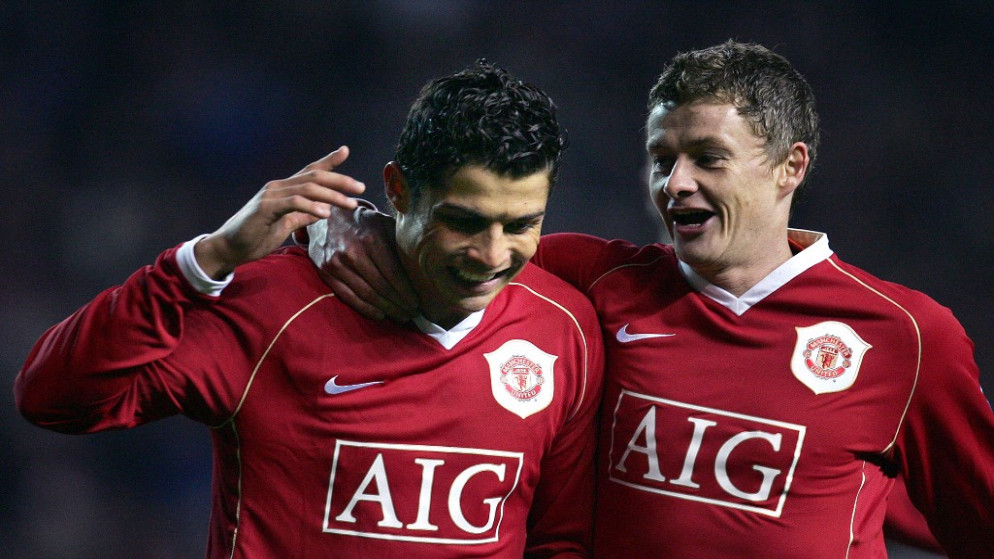 كريستيانو رونالدو وإلى جانبه مدربه في مانشستر يونايتد أوله غونار سولشار في العام 2006 عندما كانا لاعبين في الفريق الإنجليزي. (أ ف ب)