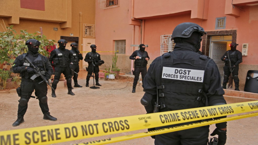 عناصر من قوات مكافحة الإرهاب في المغرب خلال مداهمة منزل لـ "خلية إرهابية" تابعة لـ "داعش". (أ ف ب)