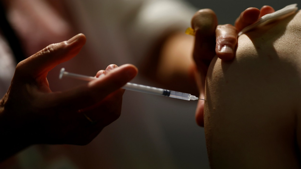جرعة من لقاح فايزر المضادة لكورونا، في مركز التطعيم في نانت، فرنسا، 14 سبتمبر 2021. (رويترز)