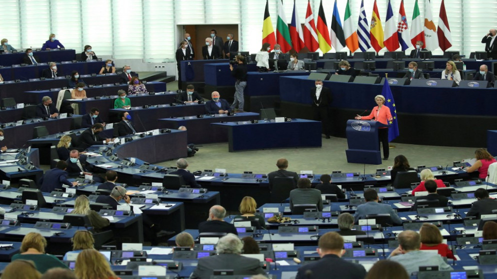 رئيسة المفوضية الأوروبية أورسولا فون دير لايين تلقي خطابًا خلال مناقشة حالة الاتحاد الأوروبي في ستراسبورغ. 15/09/2021. (إيف هيرمان / أ ف ب)
