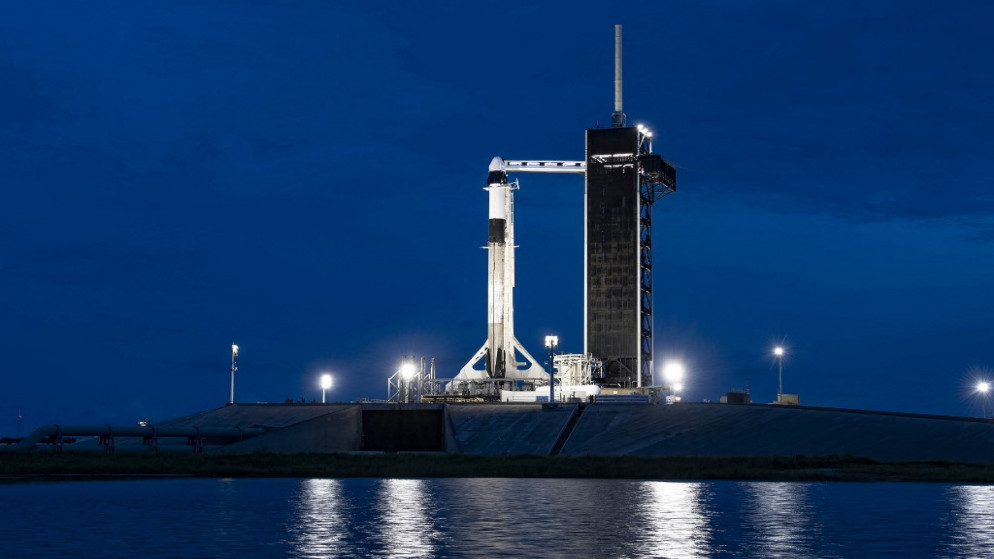 صاروخ سبايس إكس فالكون 9K مع منصة إطلاق مركبة فضائية في مركز كينيدي للفضاء التابع لناسا في كيب كانافيرال في فلوريدا. (أف ب)