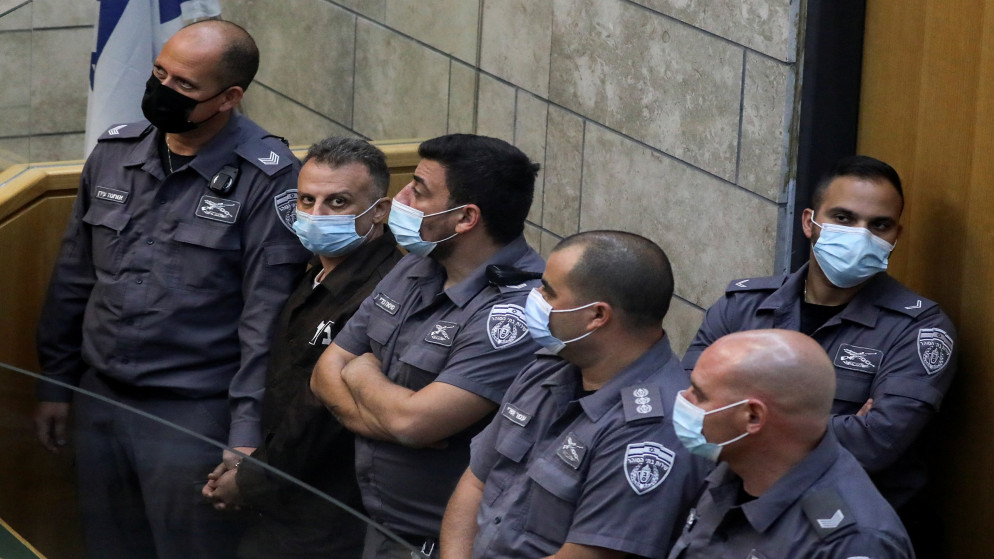 الأسير يعقوب القادري يحيط به عدد من قوات الاحتلال الإسرائيلي خلال جلسة محاكمة في محكمة الصلح في الناصرة شمال فلسطين المحتلة. (رويترز)