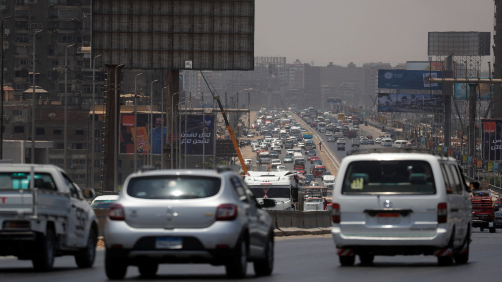 حركة مركبات في حي المعادي في العاصمة المصرية القاهرة. (رويترز)