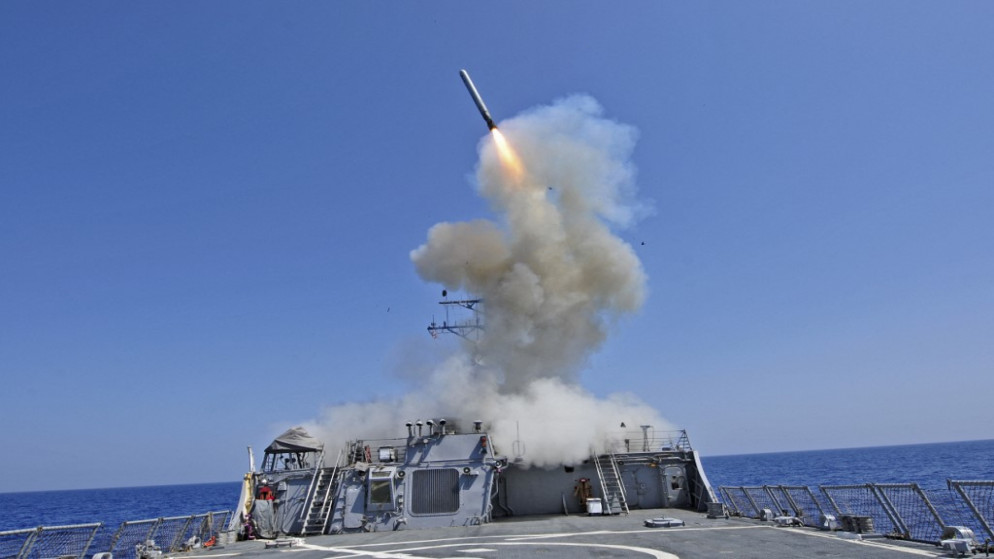 مدمرة صواريخ موجهة تطلق صاروخ كروز في البحر الأبيض المتوسط. (أ ف ب)