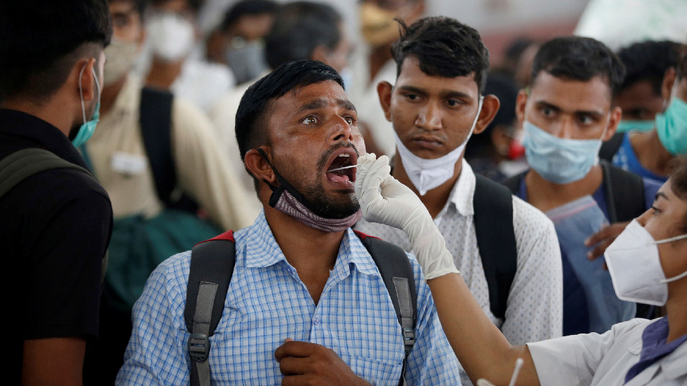 عاملة رعاية صحية تجري مسحات لاختبار كورونا في محطة سكة حديد في أحمد أباد، الهند ، 2 أيلول/سبتمبر 2021. (رويترز / أميت ديف)