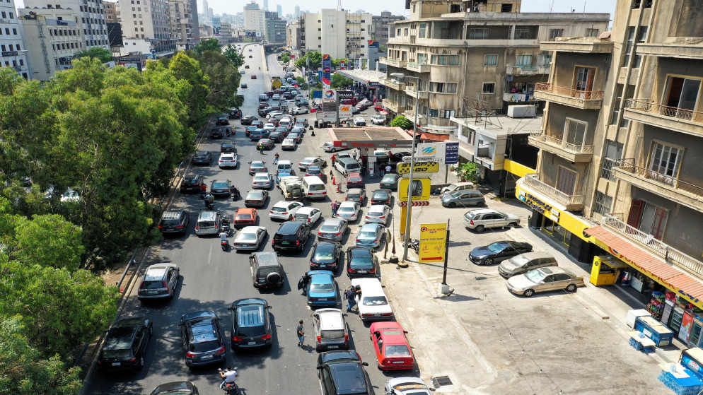 مركبات تنتظر دورها لتعبئة البنزين في لبنان. (رويترز)