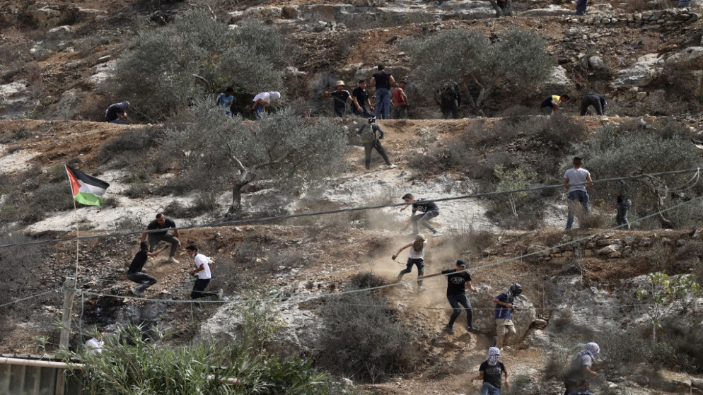 مواجهات سابقة بين شبان فلسطينيين وقوات الاحتلال الإسرائيلي في بلدة بيتا جنوبي نابلس. (أ ف ب)