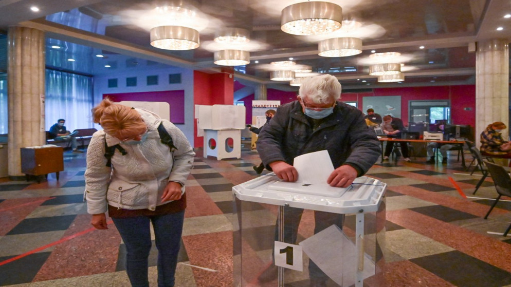 رجل يدلي بصوته في موسكو خلال الانتخابات البرلمانية الروسية. (أ ف ب)