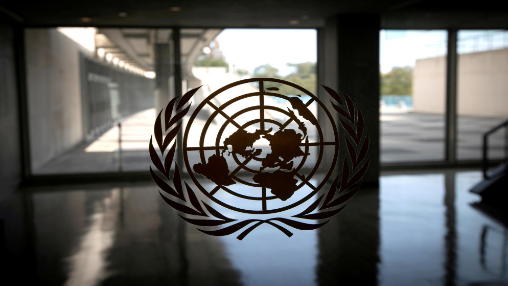 شعار الأمم المتحدة يظهر على نافذة في ردهة في مقر الأمم المتحدة في نيويورك. (رويترز)