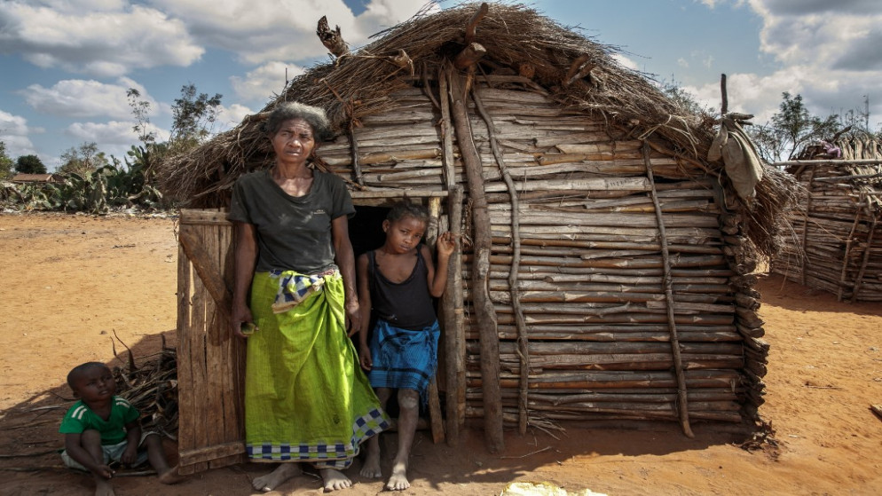هيلمين سيجا (60 عاما) في قرية أتوبي في مدغشقر التي تود الانتقال إلى مكان أكثر خصوبة لتتمكن من الزراعة. (أ ف ب)