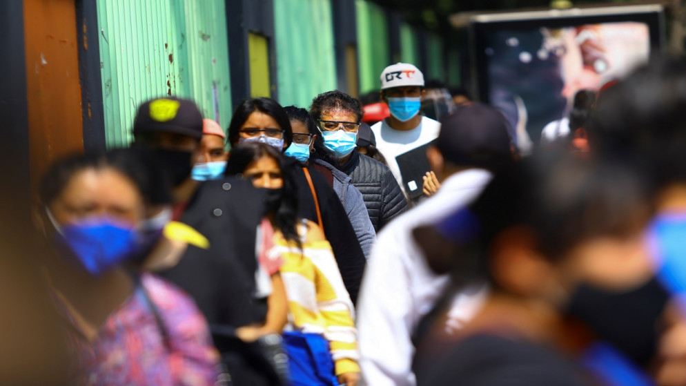 يصطف الناس لتلقي جرعة من لقاح فايزر ضد مرض فيروس كورونا، في ضواحي مكسيكو سيتي، المكسيك، 19 أغسطس 2021. (رويترز)