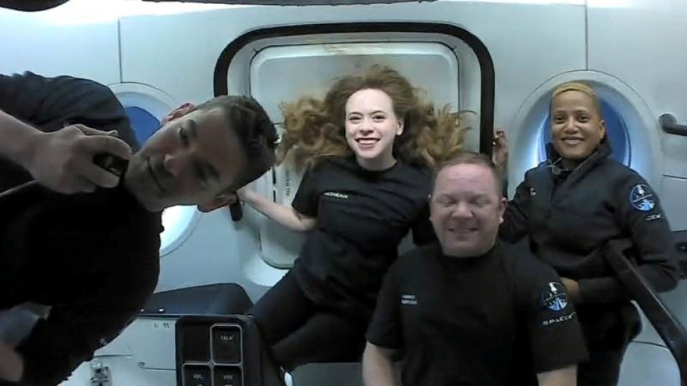 طاقم سياح الفضاء الأميركيون الأربعة عادوا إلى الأرض، في أول يوم لهم بالفضاء، 17 سبتمبر 2021. (رويترز)
