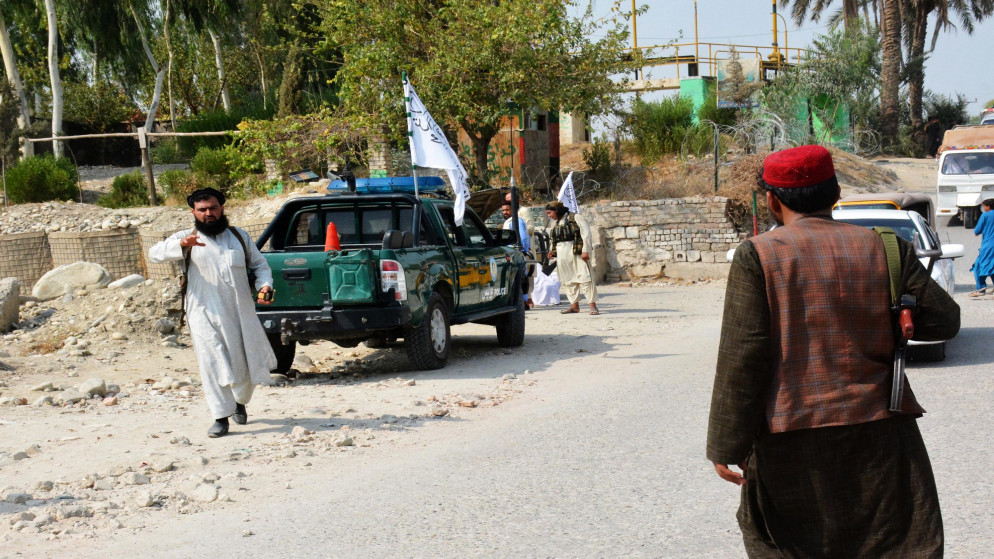 أعضاء من طالبان يتفقدون موقع انفجار في جلال آباد. 18 سبتمبر 2021. (أ ف ب)