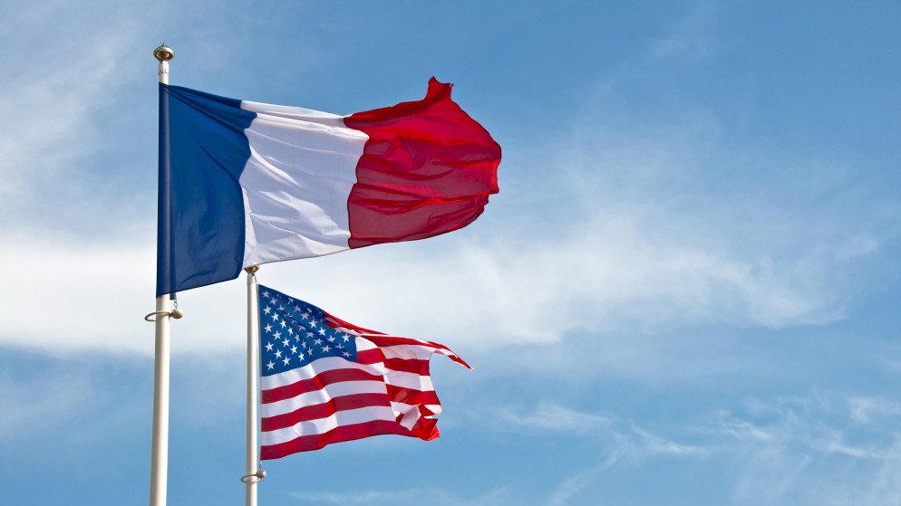 علما فرنسا والولايات المتحدة. (shutterstock)