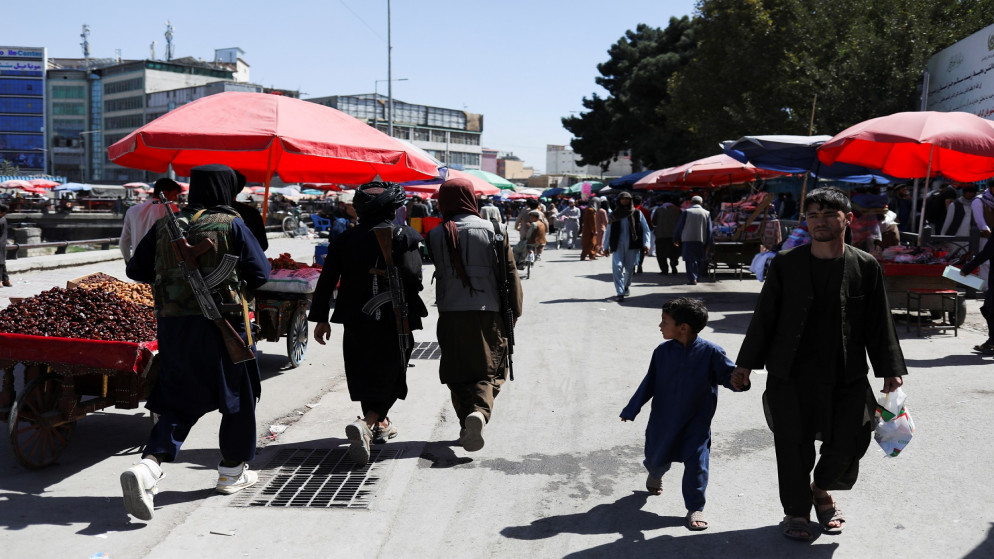 جنود من طالبان يسيرون في أحد شوارع كابل ، أفغانستان ، 17 سبتمبر/أيلول 2021. (رويترز)