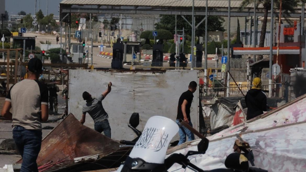 مواجهات بين فلسطينيين وجنود الاحتلال الإسرائيلي على حاجز الجلمة قرب جنين، 14/05/2021 (وفا/ عدي دعيبس).