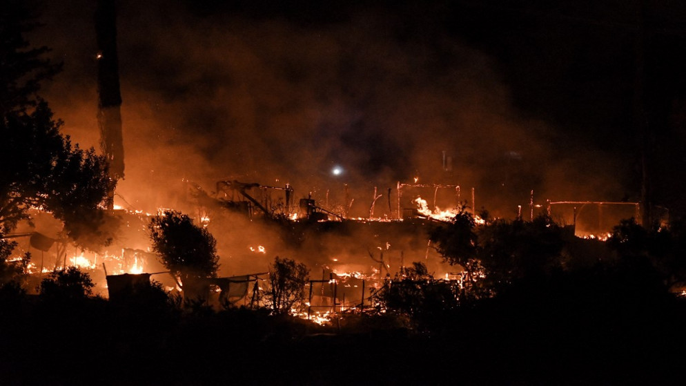 خيام محترقة في مخيم فاثي للمهاجرين في جزيرة ساموس اليونانية. (أ ف ب)