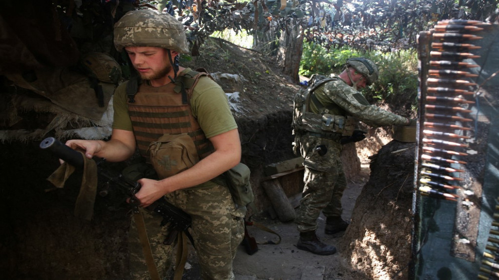 مشاة البحرية الأوكرانيون يقومون بتنظيف أسلحتهم في موقع على خط المواجهة مع الانفصاليين المدعومين من روسيا بالقرب من معقل دونيتسك الانفصالي في شرق أوكرانيا .13 سبتمبر/أيلول 2021.(أ ف ب)