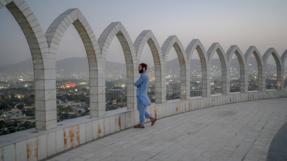 أحد أعضاء طالبان ينظر إلى للمدينة من أعلى مبنى في كابل .20 سبتمبر 2021. (بولنت كيليتش /أ ف ب)