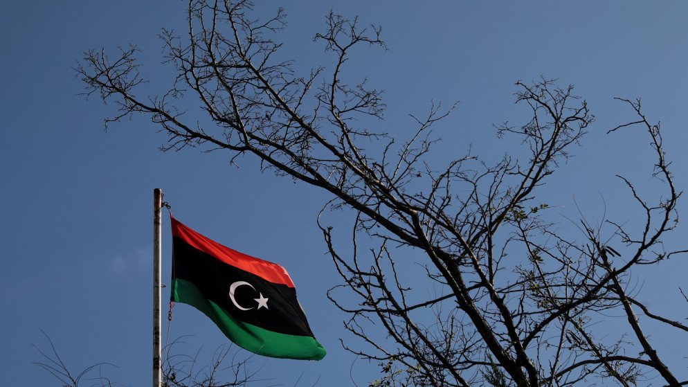 علم ليبيا يرفرف فوق القنصلية الليبية في أثينا ، اليونان ، 6 ديسمبر / كانون الأول 2019.رويترز