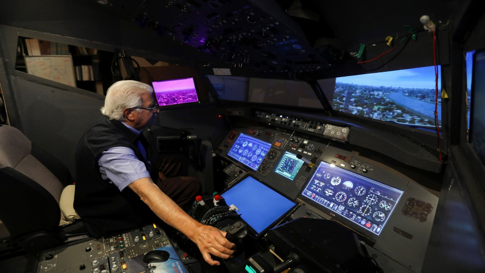 محمد ملحس البالغ من العمر 77 عامًا وهو من عشاق الطيران يعرض جهاز محاكاة للطيران في منزله في عمان ، الأردن .16 سبتمبر 2021.(رويترز )