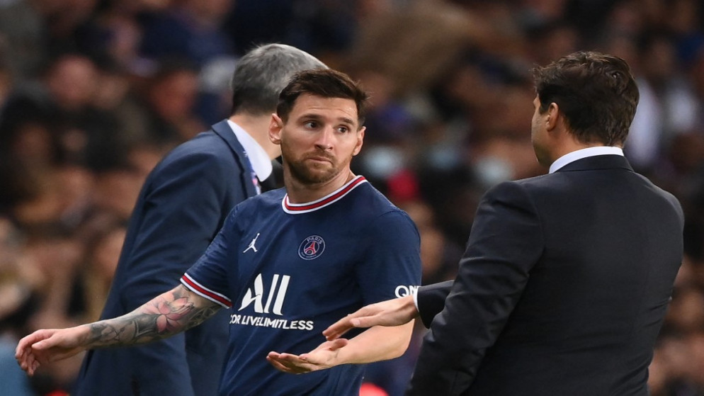 خروج ميسي من مباراة فريقه باريس سان جيرمان أمام نادي ليون في الدوري الفرنسي. (أ ف ب)