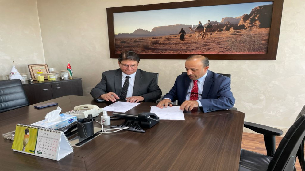 جانب من توقيع الاتفاقية بين شركة مناجم الفوسفات الاردنية ونقابة الجيولوجيين الأردنيين.(المملكة)