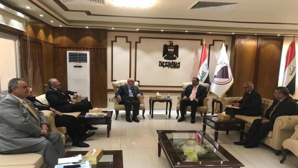 لقاء وزير الأشغال العامة والإسكان يحيى الكسبي مع مسؤولين عراقيين. (وزارة الأشغال)