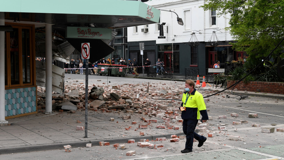 أضرار لحقت بالجزء الخارجي من مطعم في أعقاب زلزال وقع في ضاحية وندسور في ملبورن في أستراليا 22 أيلول/سبتمبر 2021. (رويترز)