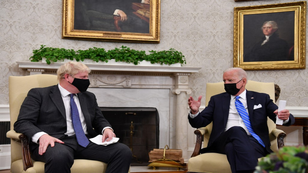 الرئيس الأميركي جو بايدن خلال استقباله في البيت الأبيض رئيس الوزراء البريطاني بوريس جونسون. (أ ف ب)
