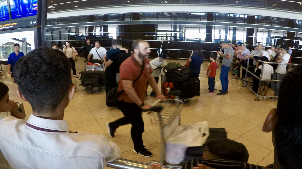 صورة أرشيفية لمسافر قادم عبر مطار الملكة علياء الدولي. (صلاح ملكاوي/ المملكة)