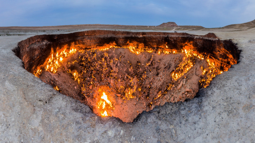 حفرة تسمى بباب الجحيم في تركمانستان.(shutterstock)