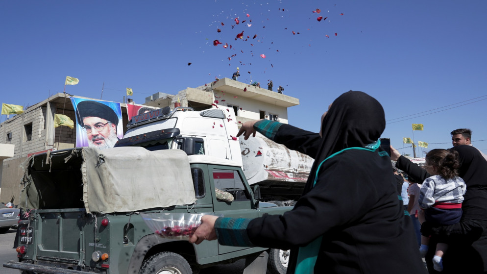 امرأة لبنانية خلال استقبال شاحنات تنقل الشحنة الأولى من الوقود الإيراني الواصل إلى لبنان من سوريا. (رويترز)