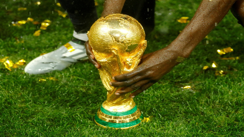 مجسم كأس العالم خلال نهائي 2018 بين فرنسا وكرواتيا. (رويترز)
