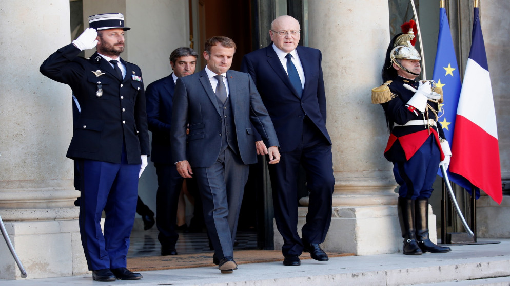 الرئيس الفرنسي إيمانويل ماكرون ورئيس الوزراء اللبناني نجيب ميقاتي في قصر الإليزيه. 24 أيلول/سبتمبر2021. (رويترز)